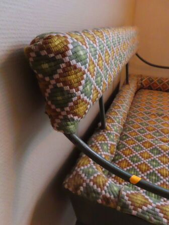 Sofa i stål, træ og stof