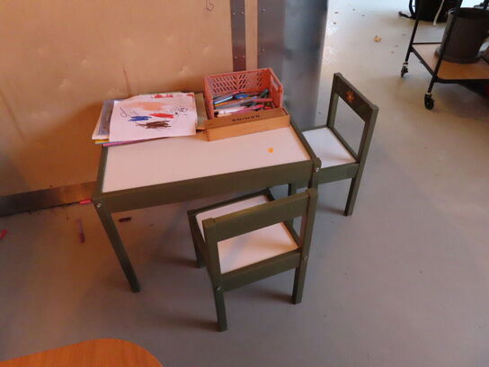 4 stk. cafeborde med stole, samt børnestol og bord