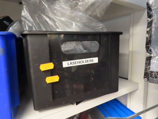 Kasse med låseholdere