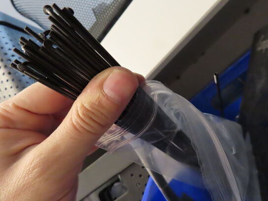 Kasse med div. Klinger CAMPAGNOLO, strips m.m.