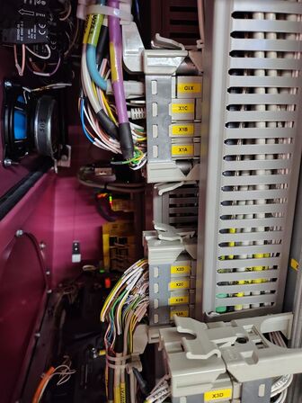 To transportrobotter og en lader E&K AUTOMATION ECO L03