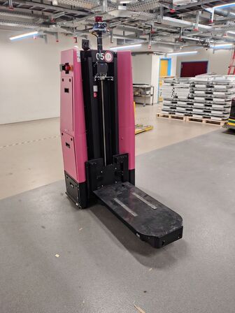 To transportrobotter og en lader E&K AUTOMATION ECO L03