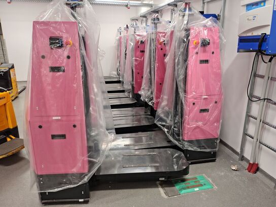 To transportrobotter og en lader E&K AUTOMATION ECO L03