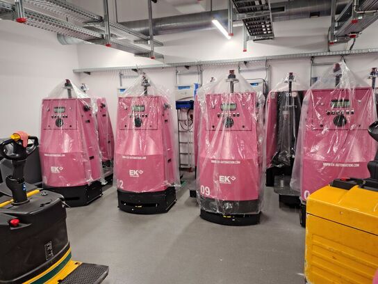 To transportrobotter og en lader E&K AUTOMATION ECO L03