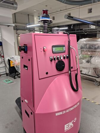 To transportrobotter og en lader E&K AUTOMATION ECO L03