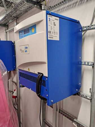 To transportrobotter og en lader E&K AUTOMATION ECO L03