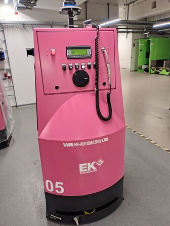 To transportrobotter og en lader E&K AUTOMATION ECO L03