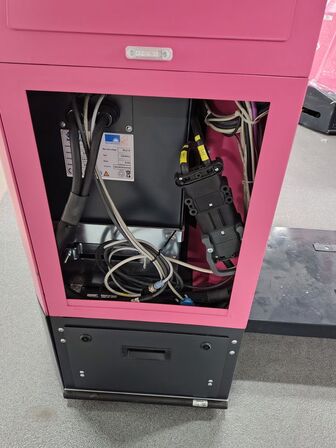 To transportrobotter og en lader E&K AUTOMATION ECO L03