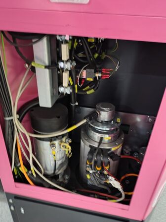 To transportrobotter og en lader E&K AUTOMATION ECO L03