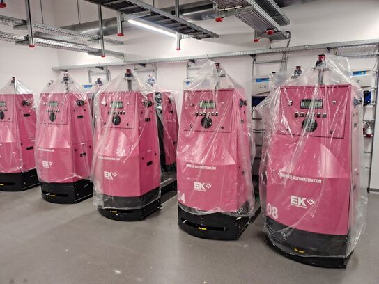 To transportrobotter og en lader E&K AUTOMATION ECO L03