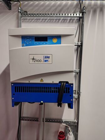 To transportrobotter og en lader E&K AUTOMATION ECO L03