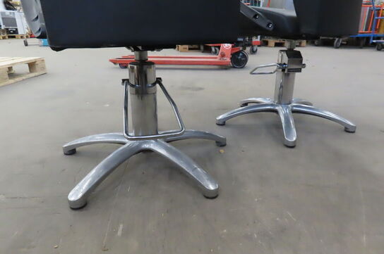 2 stk. Frisørstole samt 2 stk. Fodstøtter