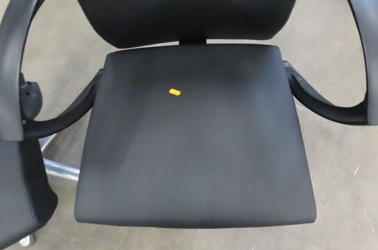 2 stk. Frisørstole samt 2 stk. Fodstøtter