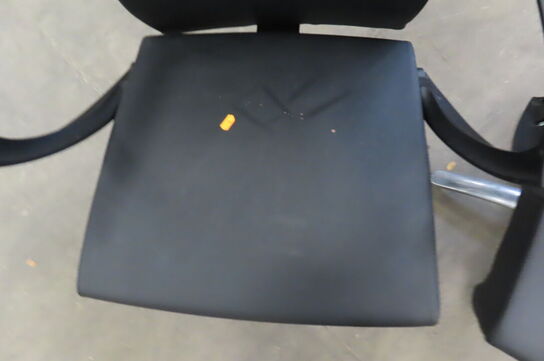 2 stk. Frisørstole samt 2 stk. Fodstøtter