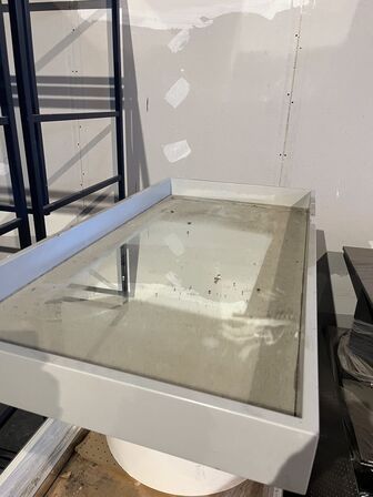 2 stk. Borde - display bord med nedsunket spejlbordplade og rund sokkel