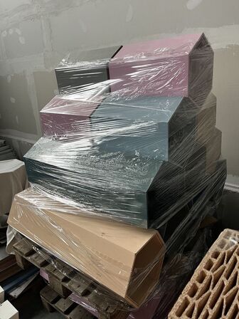 18 stk. Podier - 6 kantet larkeret mdf podier med låg i diverse størrelser