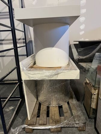 2 stk. Borde - display bord med nedsunket spejlbordplade og rund sokkel