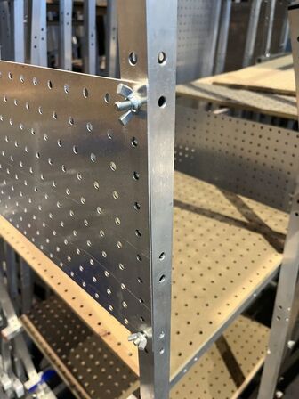 tøj stativ med hylder - Blandet materialer i aluminum, krydsfiner og mdf,