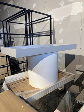 2 stk. Borde - display bord med nedsunket spejlbordplade og rund sokkel