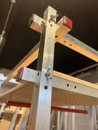 tøj stativ med hylder - Blandet materialer i aluminum, krydsfiner og mdf,