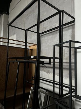 Tøj stativ - En lang væg monteret tøj / hylde stativ