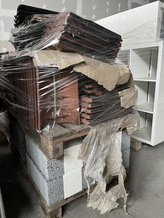 Byggematerialer - 2 paller med diverse byggematerialer, sten og tag tegl