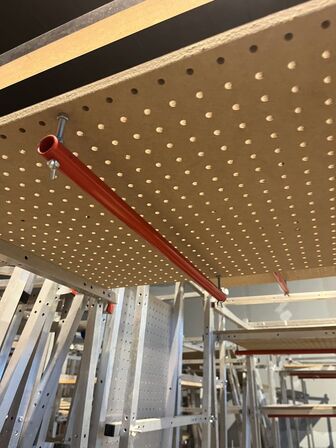 tøj stativ med hylder - Blandet materialer i aluminum, krydsfiner og mdf,