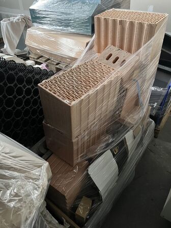 Byggematerialer - 2 paller med diverse byggematerialer, sten og tag tegl