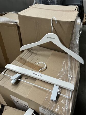 Bøjler - 3 paller med forskellige typer træbøjler 