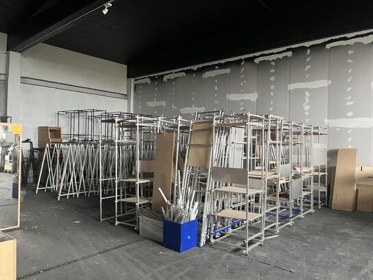 tøj stativ med hylder - Blandet materialer i aluminum, krydsfiner og mdf,