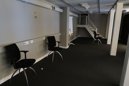 Skab, whiteboard på stativ samt 3 stk. mødestole HÅG H05 Visit