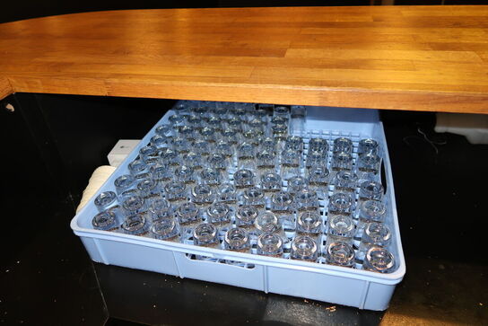 Div. Vinglas, shotsglas, salt/peberkværn, ølkander m.m.