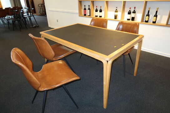 Bord MAGNUS OLESEN med 4 stk. spisebordsstole