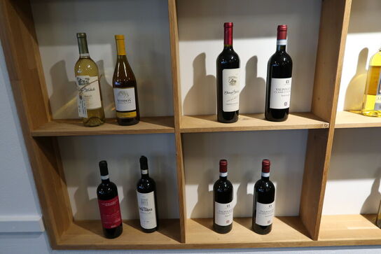 Div. Vinflasker samt bøger m.m.