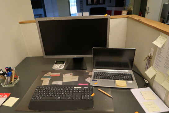 Bærbarcomputer HP ELITEBOOK med computerskærm, tastatur og mus