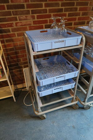 Stikvogn med div. Opvaskebakker og glas