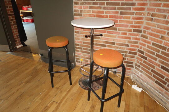 Barbord med 2 stk. barstole