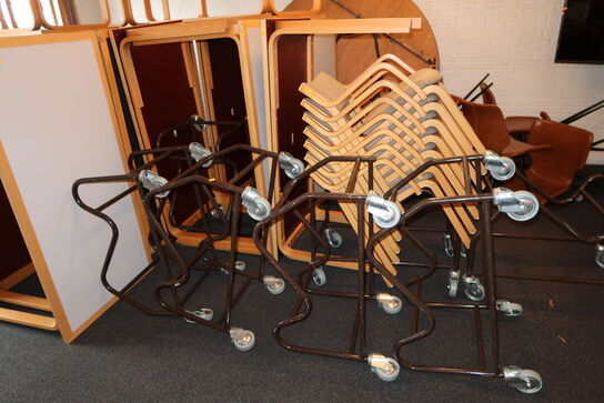 7 stk. stole samt 17 stk. borde MAGNUS OLESEN