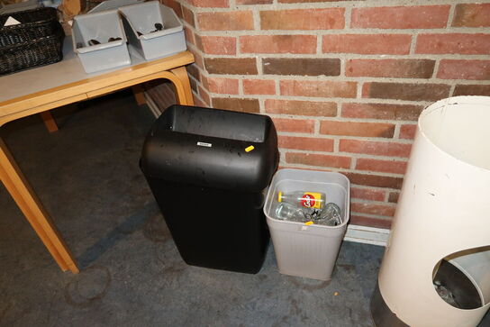 3 stk. skraldespande VIPP m.fl. Samt bord med indhold, 2 stk. stikvogne