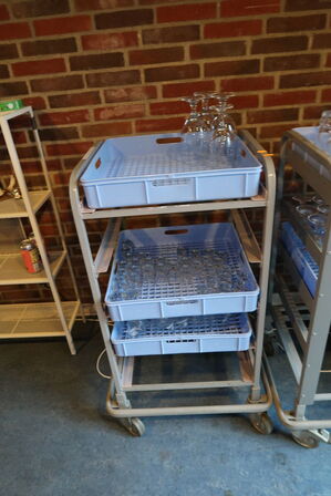 Stikvogn med div. Opvaskebakker og glas