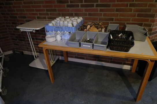 3 stk. skraldespande VIPP m.fl. Samt bord med indhold, 2 stk. stikvogne