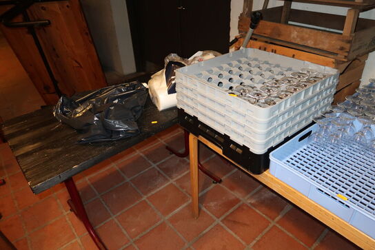 Opbevaringsvogn, div. Opvaskebakker med div. Glas, bord, bænk m.m.