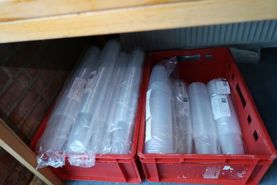 Stol, barstol, bord med div. Engangsglas, ølkander m.m.