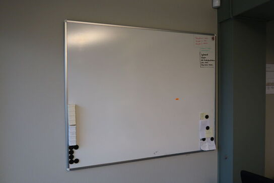 Reol, 2 stk. whiteboards samt sidebord