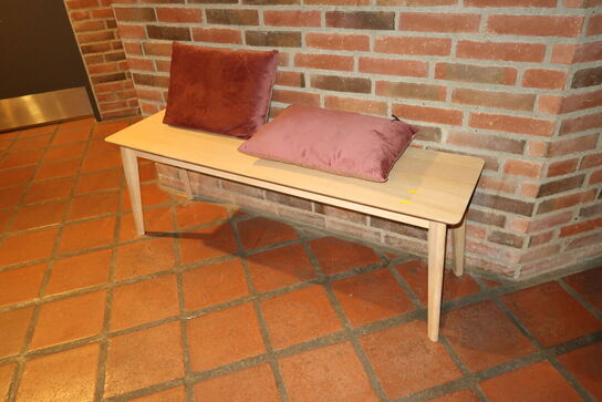 Bænk med 2 stk. puder