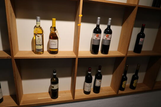 Div. Vinflasker samt bøger m.m.