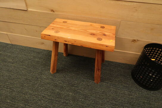 Skammel samt papirkurv