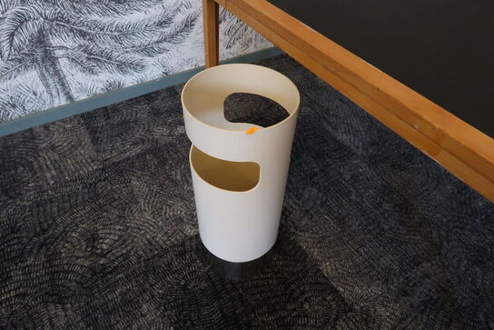 2 stk. borde MAGNUS OLESEN