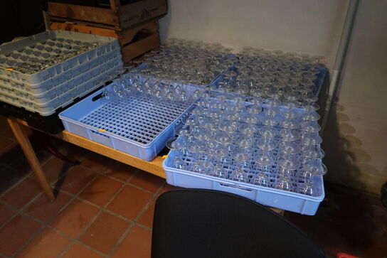 Opbevaringsvogn, div. Opvaskebakker med div. Glas, bord, bænk m.m.