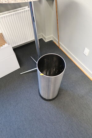 Barbord samt skraldespand